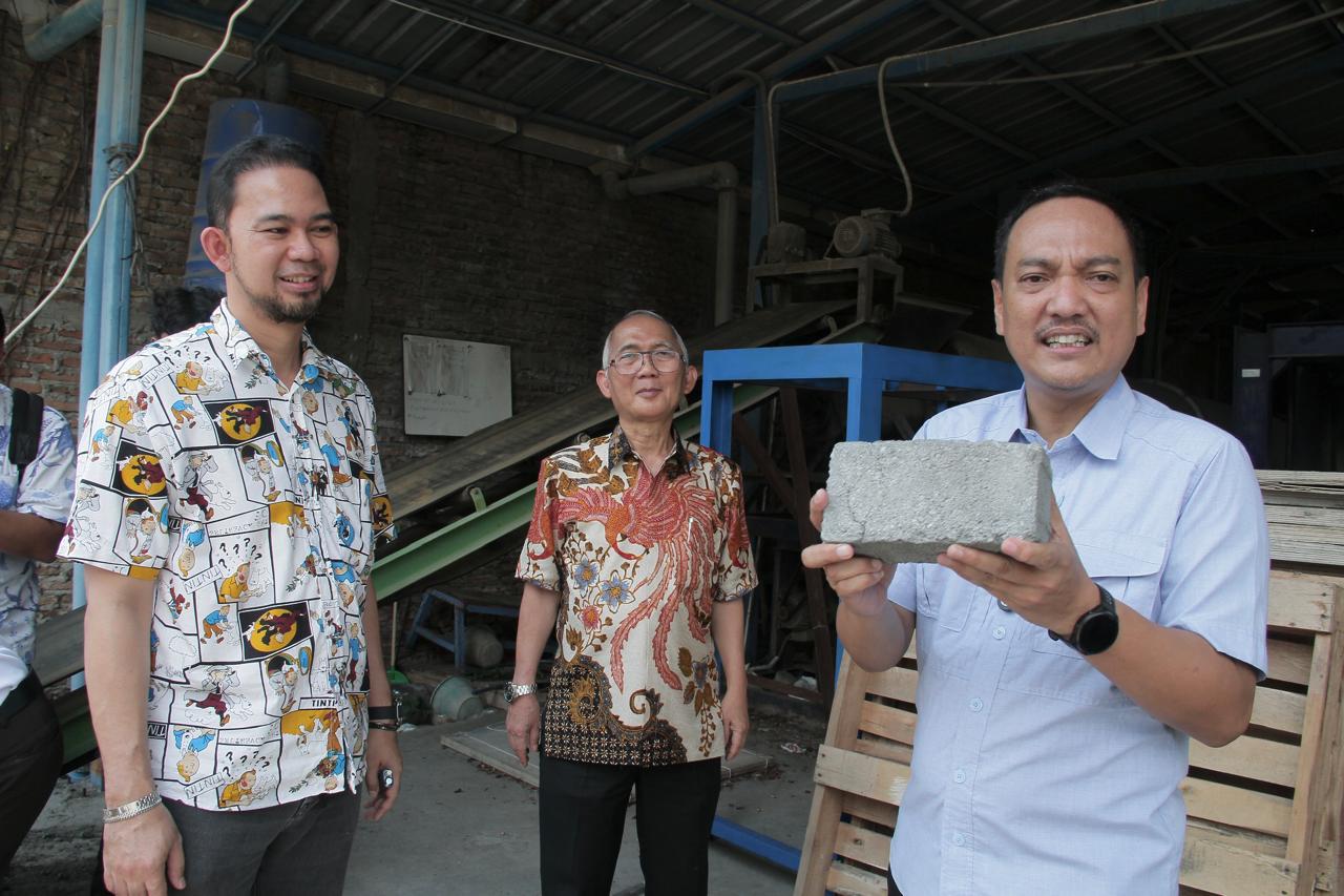 Calon wali kota Semarang, Yoyok Sukawi bersama Rektor Udinus Semarang Prof Dr Ir Edi Noersasongko saat meninjau lokasi pembuatan paving block