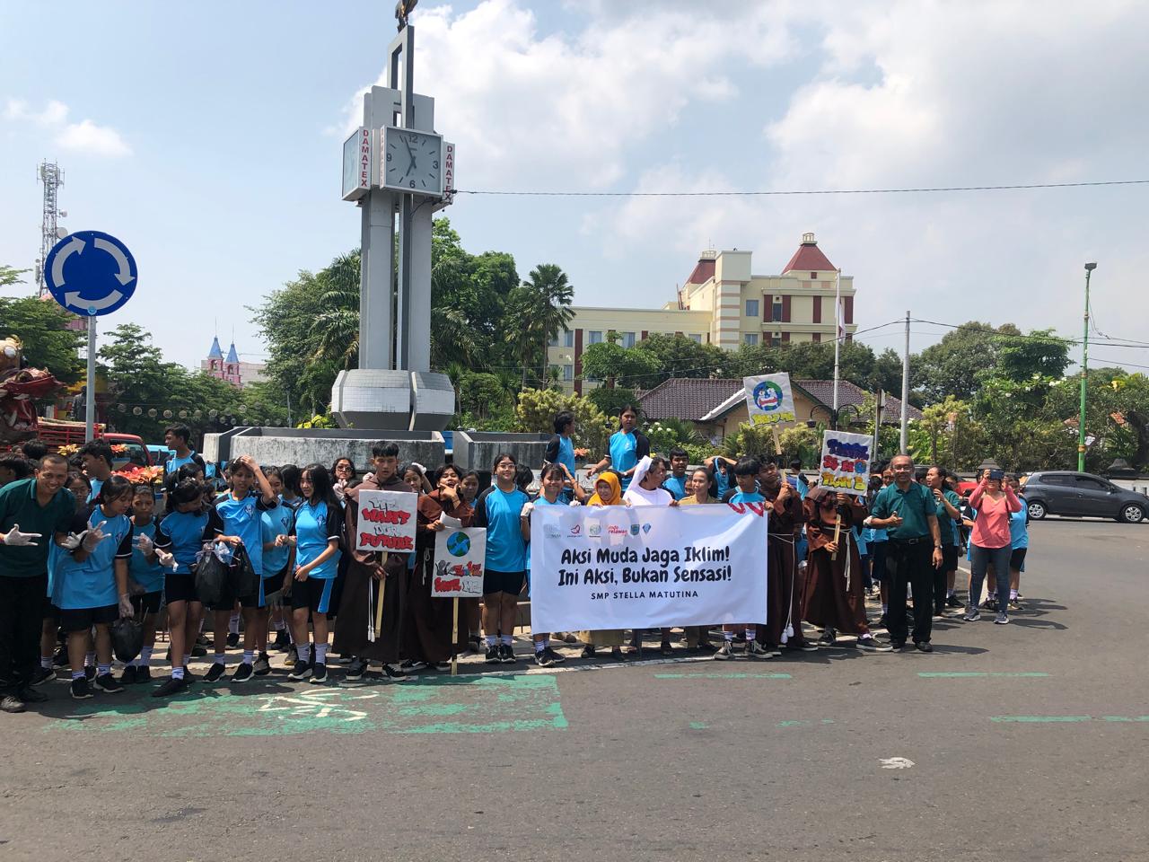 Sebanyak 200 pelajar SMP Stella Matutina menggelar aksi pembersihan sampah. Mereka melakukan hal itu sekaligus untuk memperingati Sumpah Pemuda.