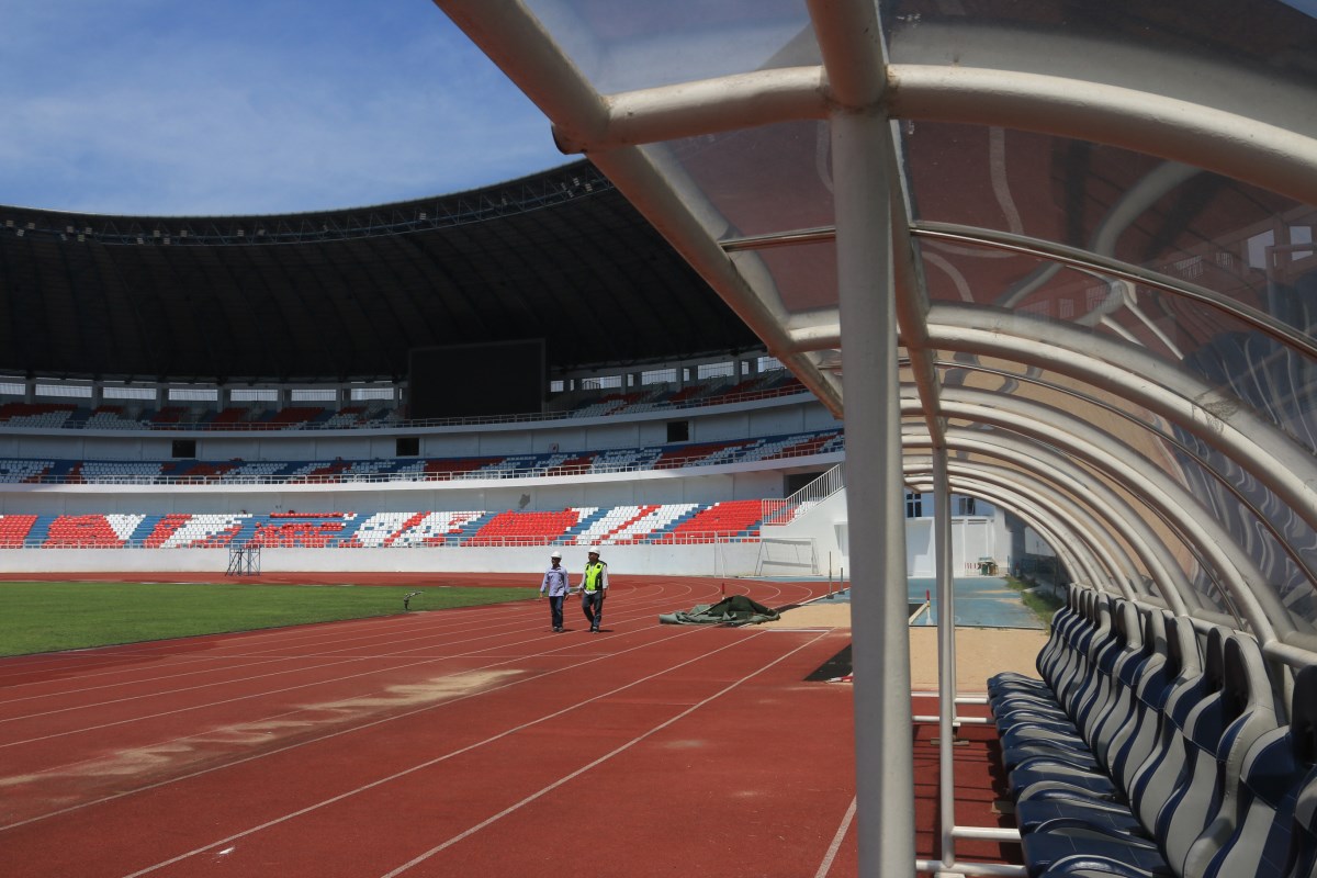 Dokumentasi renovasi Stadion Jatidiri Semarang. (NUR CHAMIM/JAWA POS RADAR SEMARANG)