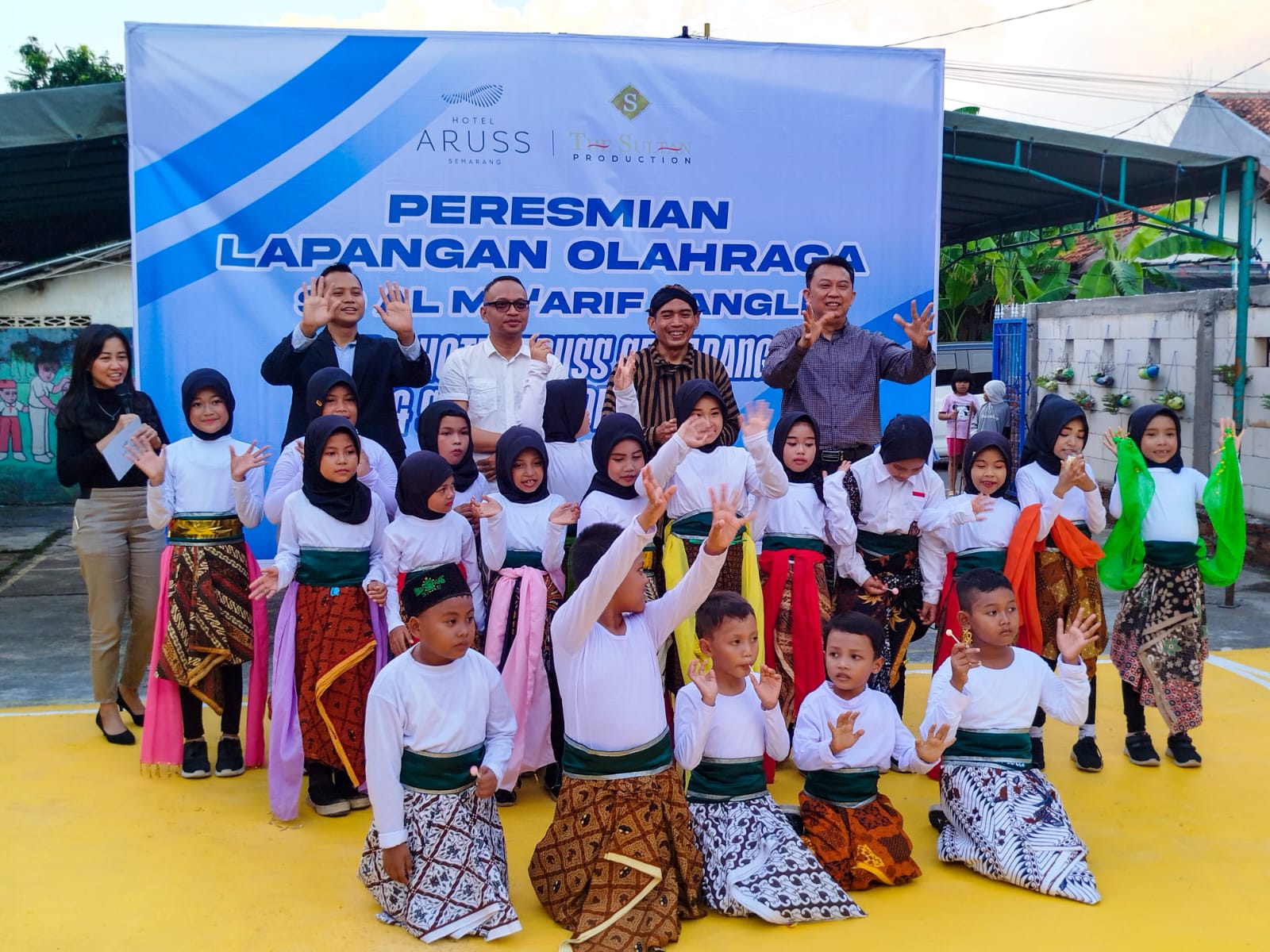 Jajaran manajemen Hotel Aruss Semarang dan Sultan Production berfoto bersama Kepala SD Islam Al Ma