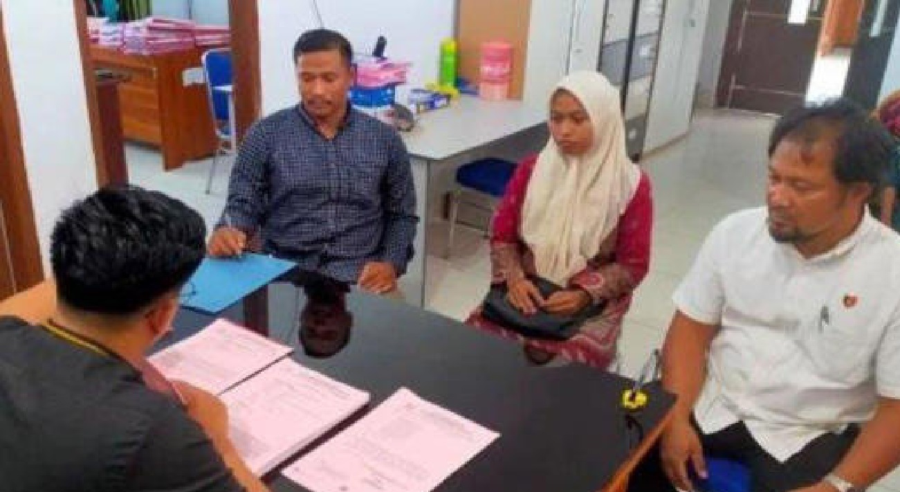 Supriyani, guru honorer di salah satu SDN di Konawe Selatan saat menjalani pemeriksaan di kejaksaan.