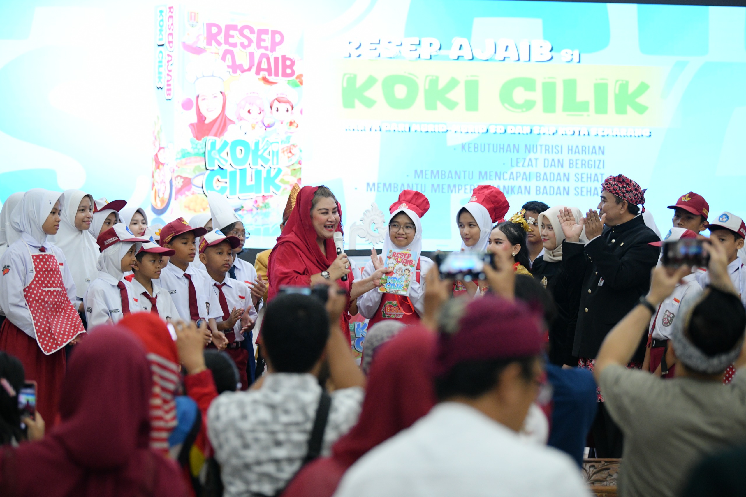 Mbak Ita bersama koki cilik pada peringatan Sumpah Pemuda (HUMAS PEMKOT SEMARANG)