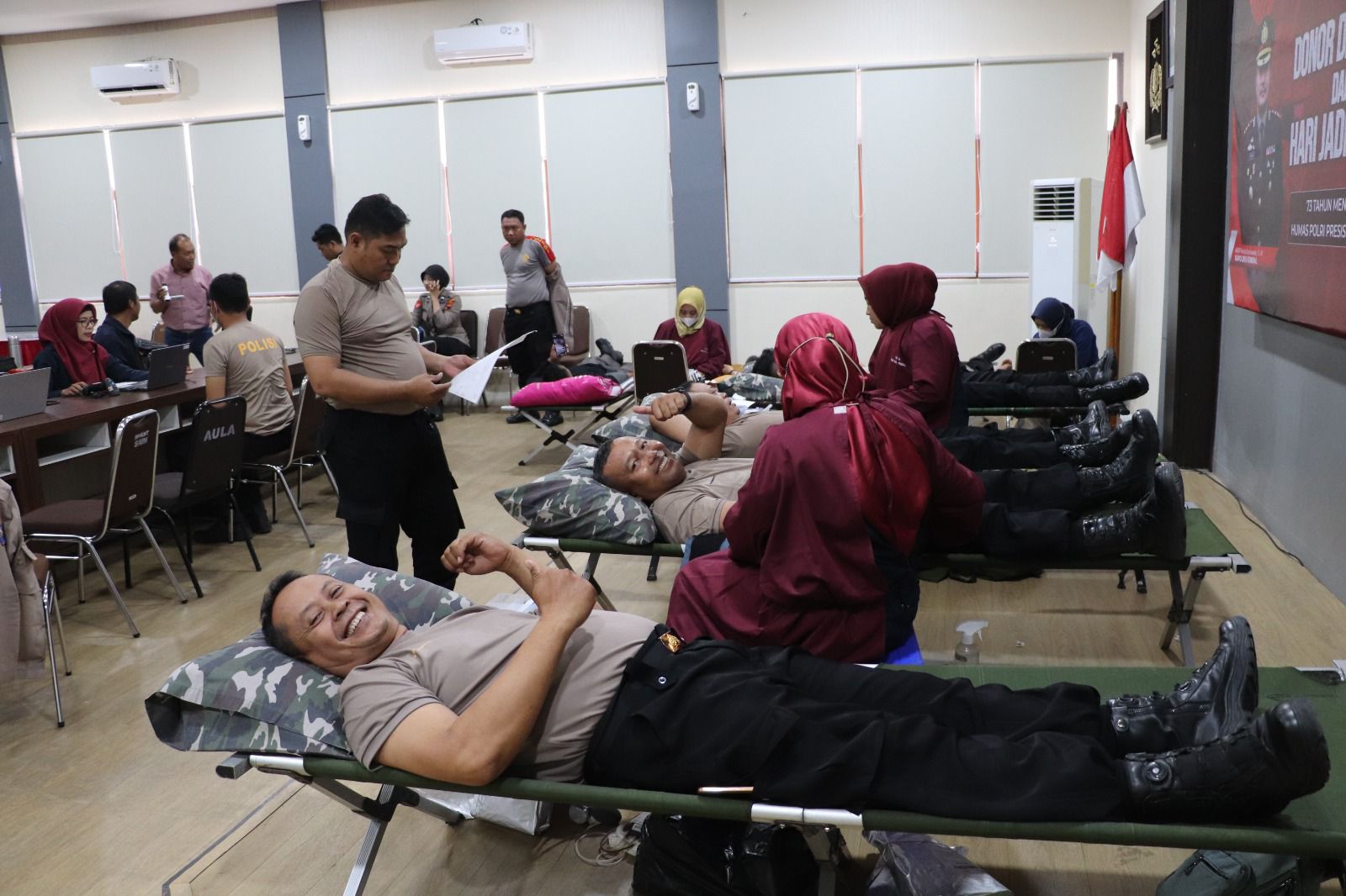 Anggota Polres Kendal saat berpartisipasi dalam kegiatan donor darah pada Selasa (29/10).