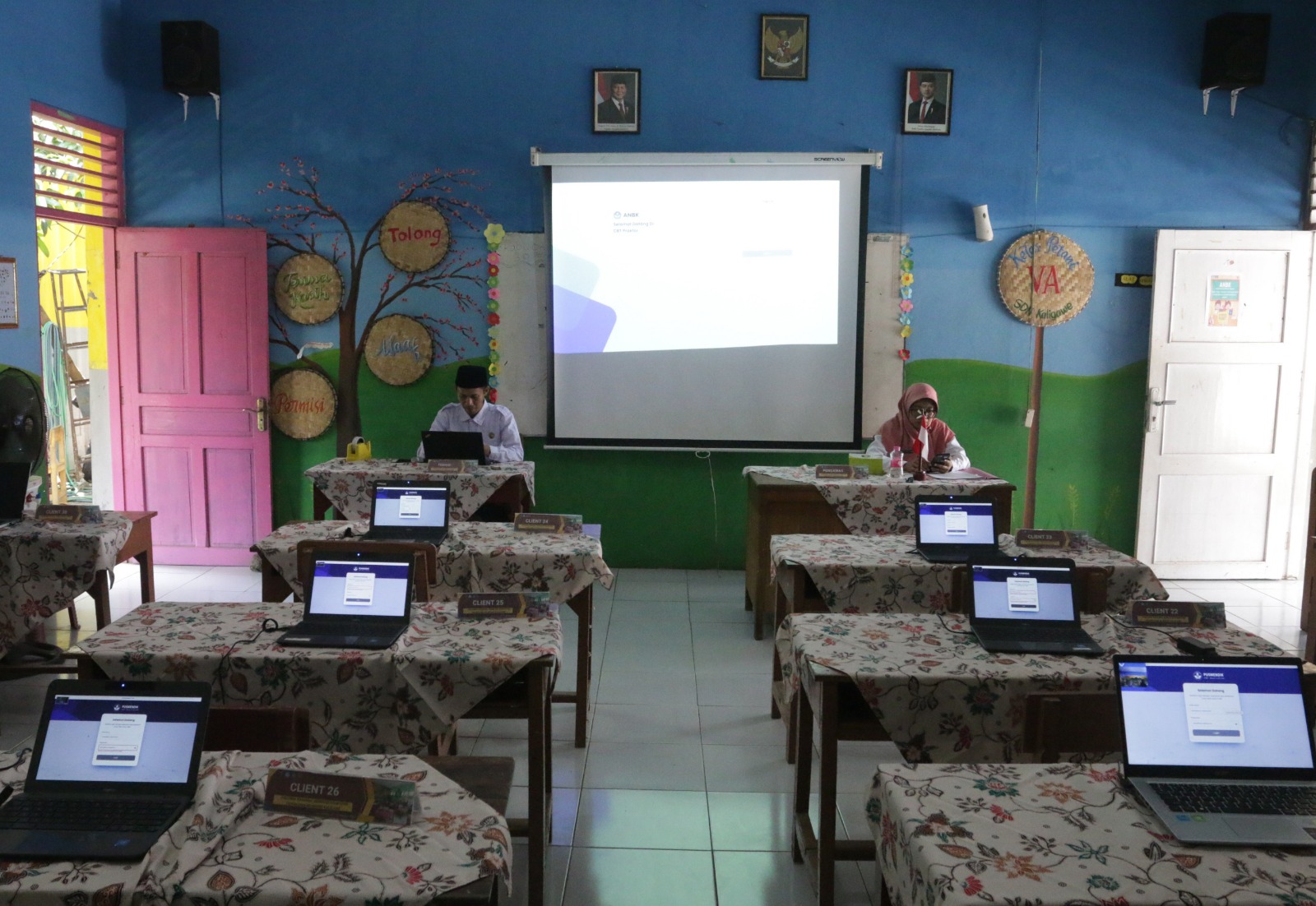 Siswa SDN Kaligawe melaksanakan ANBK dengan laptop pinjaman, Rabu (30/10/2024). NUR CHAMIM/JAWA POS RADAR SEMARANG