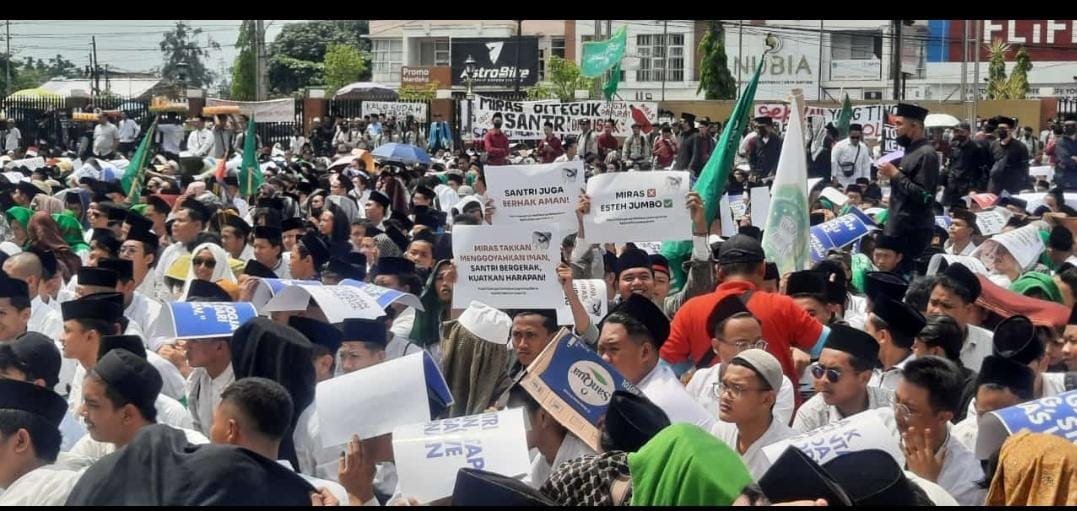 Puluhan Ribu santri yang berasal dari berbagai pondok pesantren (ponpes) menggelar aksi demonstrasi di depan Polda DIY, Kabupaten Sleman, DIY, Selasa (29/10).