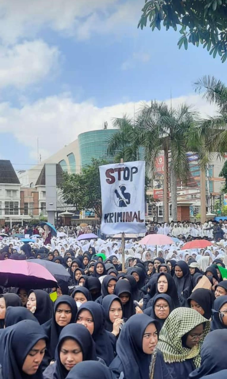 Puluhan Ribu santri yang berasal dari berbagai pondok pesantren (ponpes) menggelar aksi demonstrasi di depan Polda DIY, Kabupaten Sleman, DIY