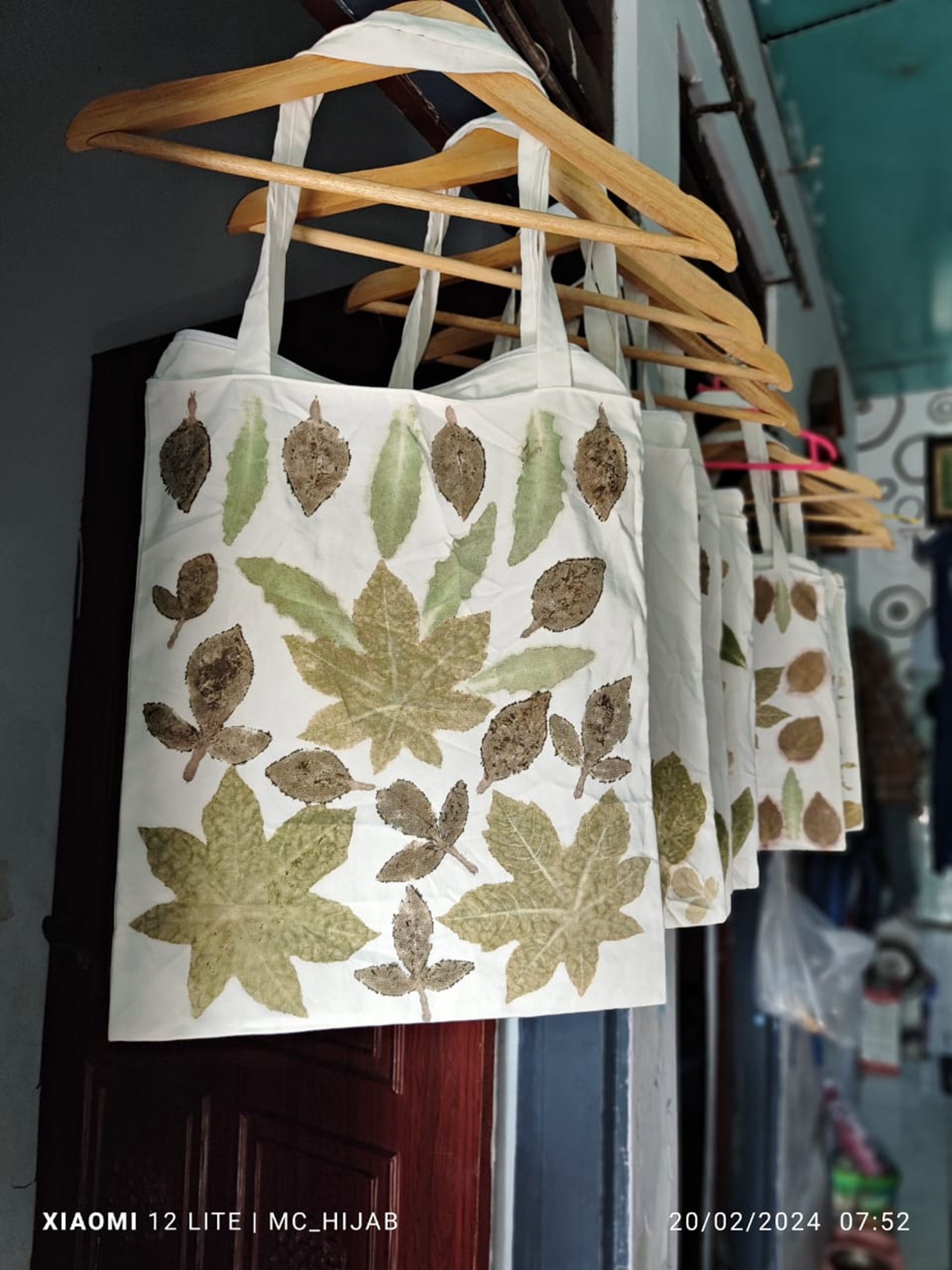 *Foto 2, 3, 4* : Produk ecoprint UMKM &lsquo;Mutiara Collection&rsquo; yang merupakan salah satu binaan Rumah BUMN (RB) Rembang.