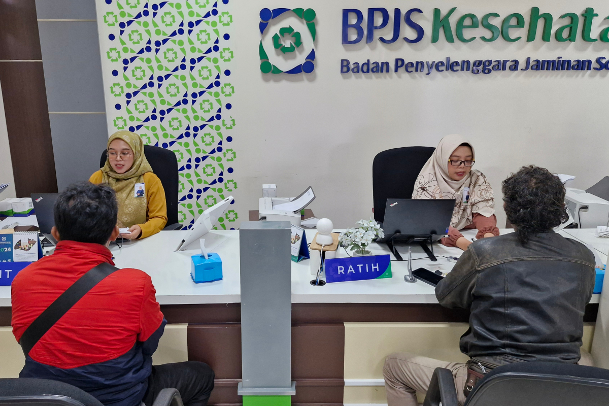Masyarakat berkonsultasi mengenai program JKN di kantor pelayanan BPJS Kesehatan Cabang Magelang. PUPUT PUSPITASARI/JAWA POS RADAR SEMARANG