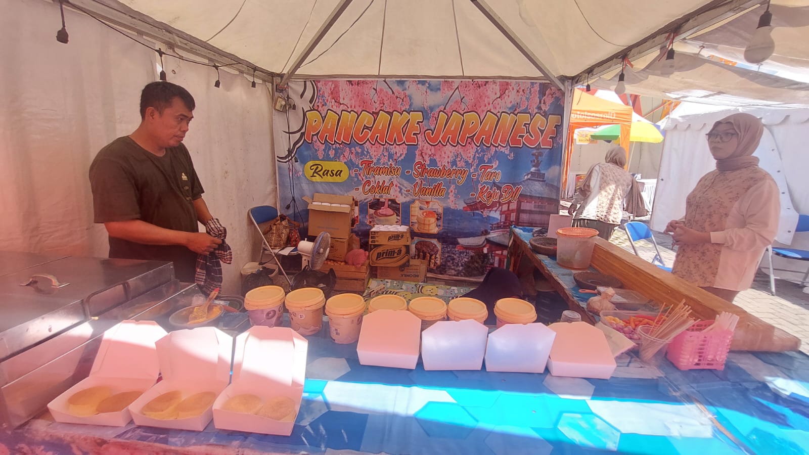 Pelaku UMKM saat menjajakan jajanan Jepang di Demak expo. (Wahibpribadi)