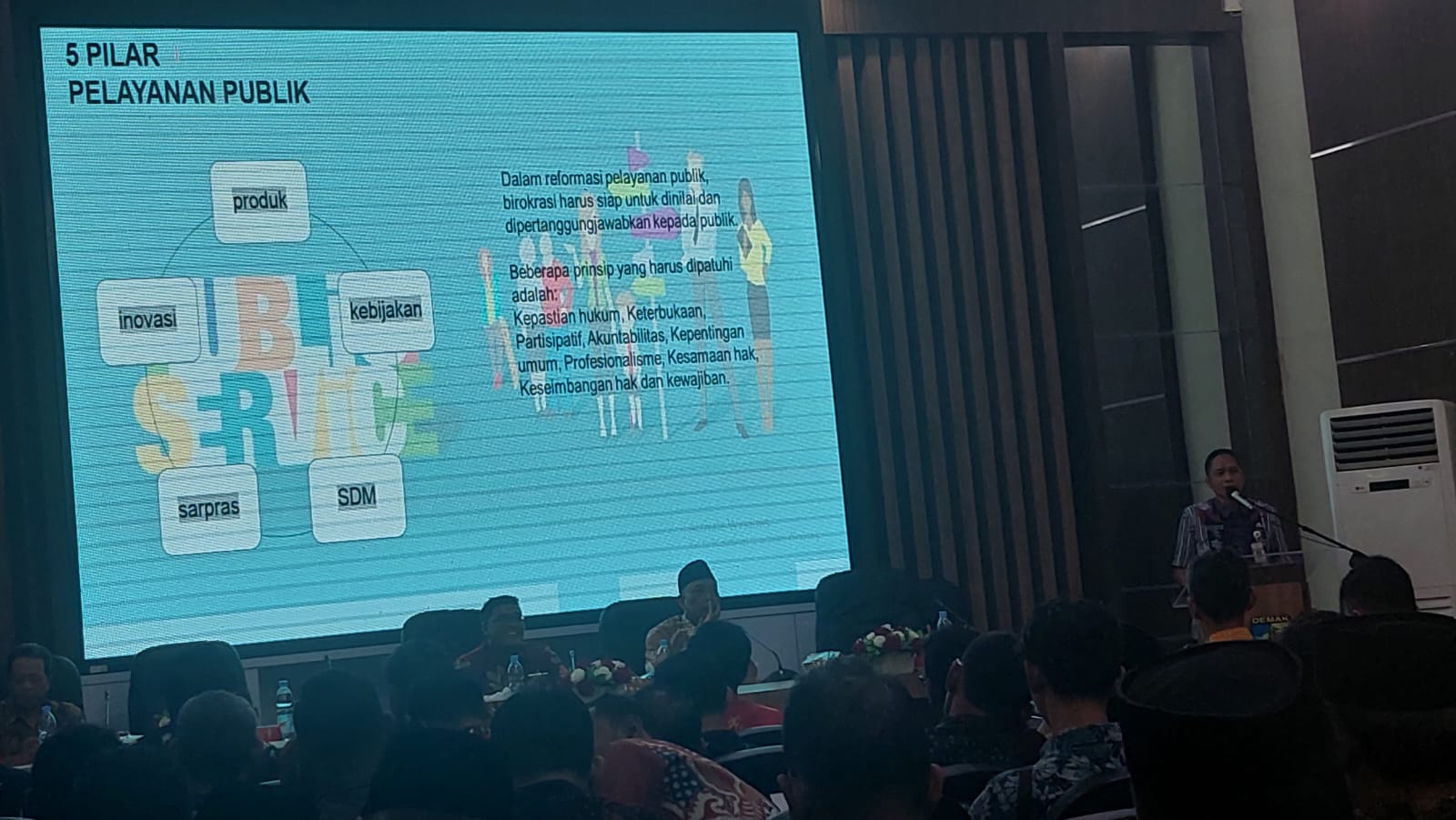 Joko Asriyanto dari Dinas PMPTSP Pemkab Demak memaparkan pilar pelayanan publik untuk pemerinatah desa dalam acara desa cerdas yang digelar Dinpermades P2KB. (wahibpribadi)