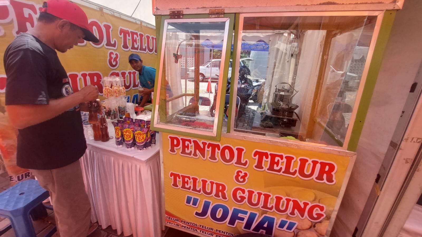 Penjualan pentol telur laris manis di Demak Expo 2024.(Wahibpribadi)