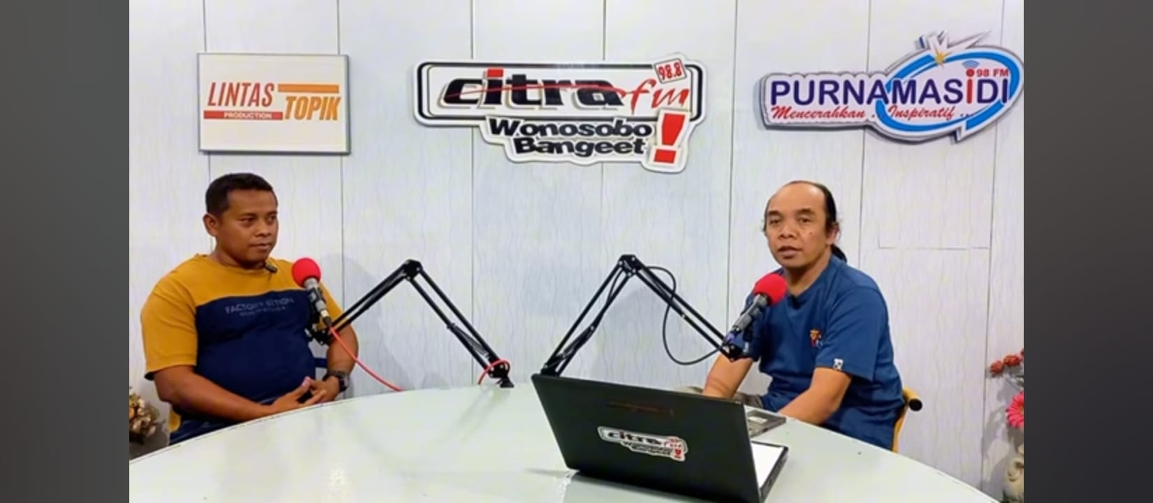 Marsono, guru olahraga di SDN 1 Wonosobo yang memakai baju orange.