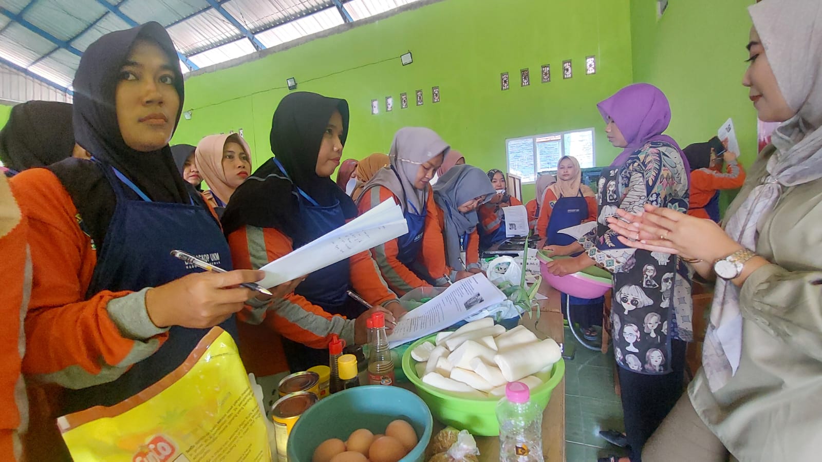 Peserta pelatihan wirausaha bersemangat menbuat otak otak goreng di balai Desa Ploso Karangtengah. (Wahibpribadi)