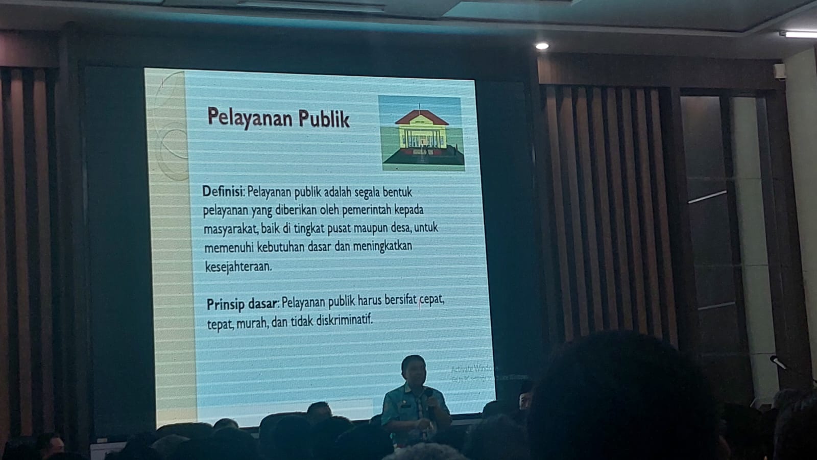 Kepala Dinpermades P2KB Taufik Rifai memaparkan konsep pelayanan publik pemerintahan desa. (Wahibpribadi)