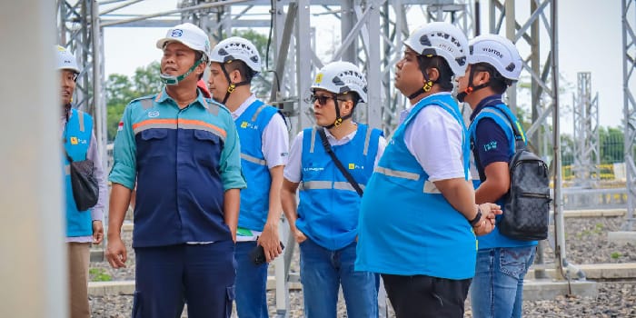 INSPEKSI GARDU INDUK : Direktur Transmisi dan Perencanaan Sistem PT PLN (Persero), E. Haryadi, didampingi oleh EVP TSJ, Eko Yudo Pramono, serta GM UIT JBT Tejo Wihardiyono.