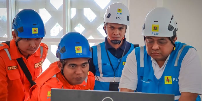 PASTIKAN PASOKAN LISTRIK : Direktur Transmisi dan Perencanaan Sistem PT PLN (Persero), E. Haryadi, didampingi oleh EVP TSJ, Eko Yudo Pramono, serta GM UIT JBT Tejo Wihardiyono.