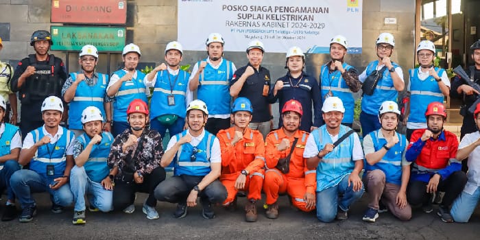 PASTIKAN PASOKAN AMAN :Tim PLN UPT Salatiga di bawah komando Manager PLN UPT Salatiga Nur Fajar Fardiansyah Umar memeriksa kesiapan peralatan, jaringan transmisi, serta sistem pengamanan kelistrikan.