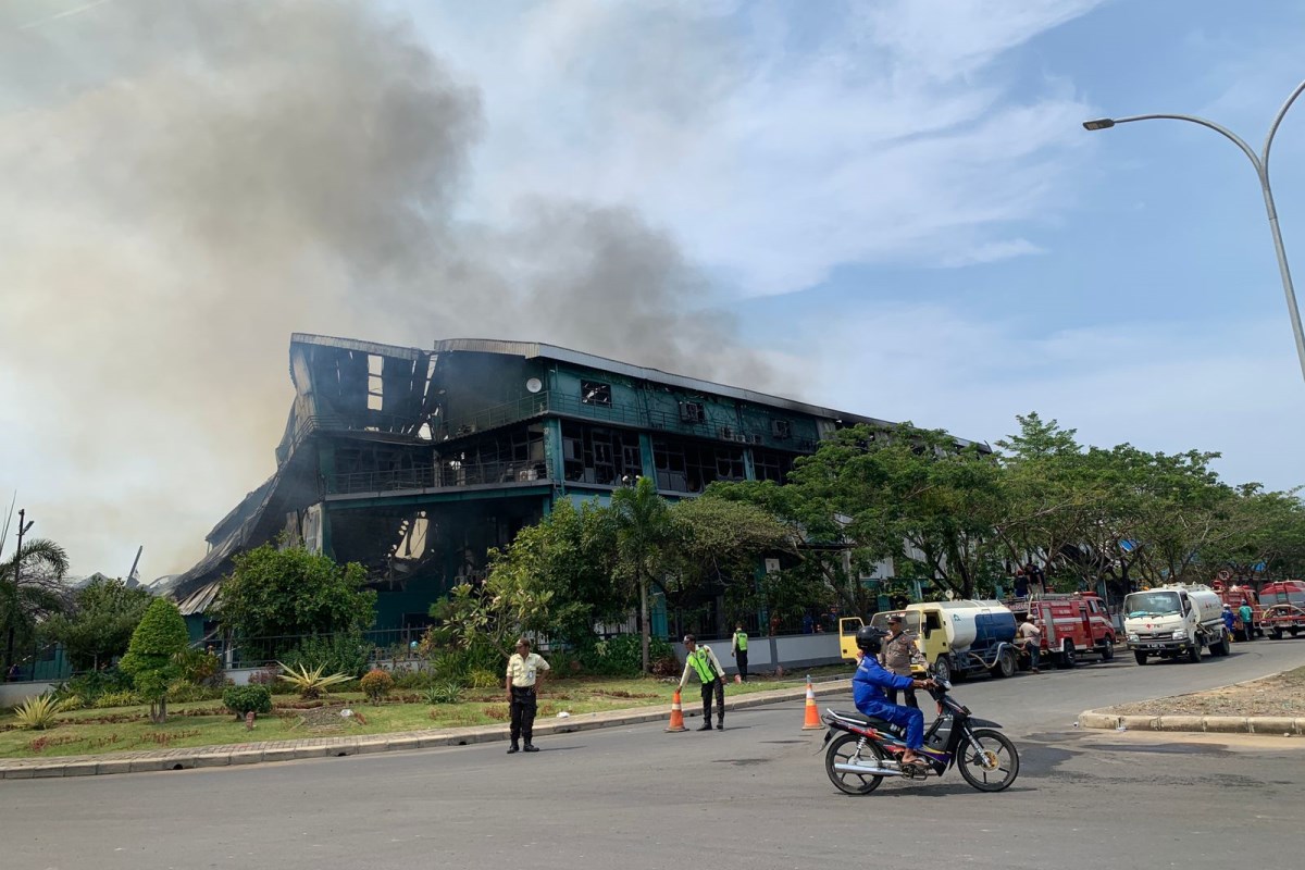 Kondisi pabrik Master Kidz Indonesia di Kawasan Industri Kendal saat dilakukan pemadaman api oleh petugas Damkar. DEVI KHOFIFATUR RIZQI/ JAWA POS RADAR SEMARANG