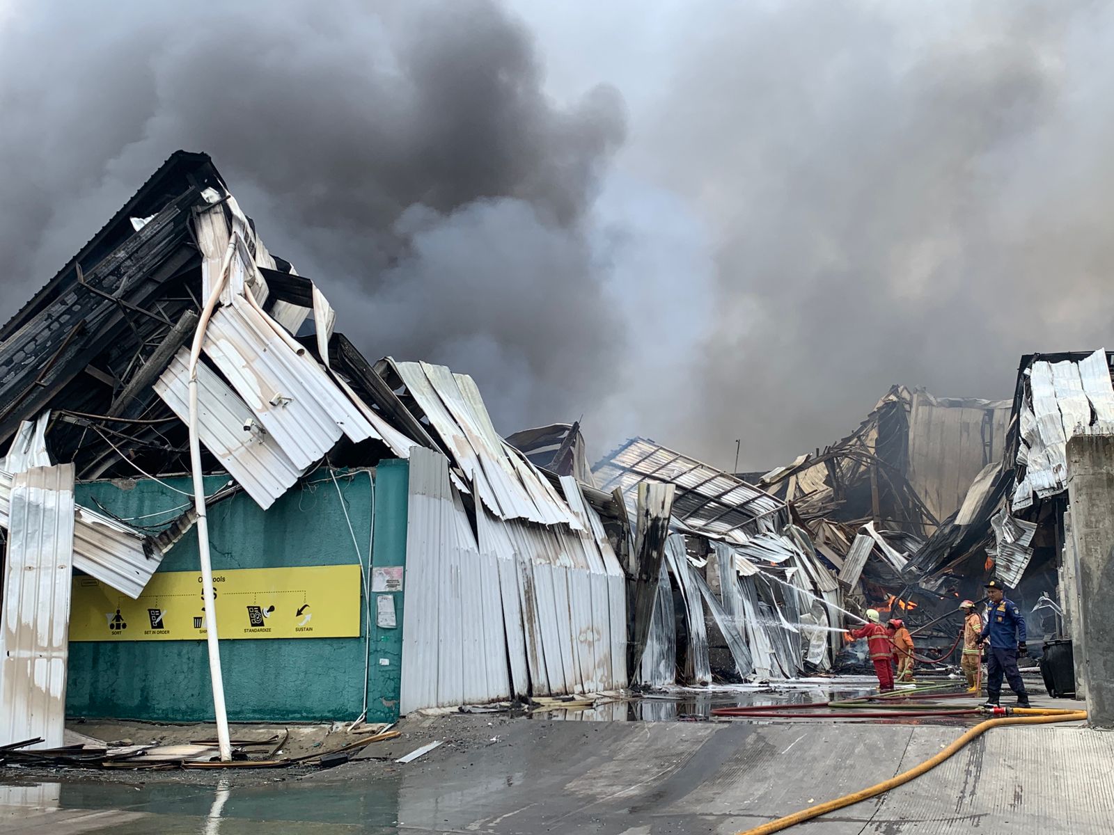 Kondisi Pabrik Master Kidz Indonesia di KIK yang tebakar pada Jumat (1/11). DEVI KHOFIFATUR RIZQI/ JAWA POS RADAR SEMARANG