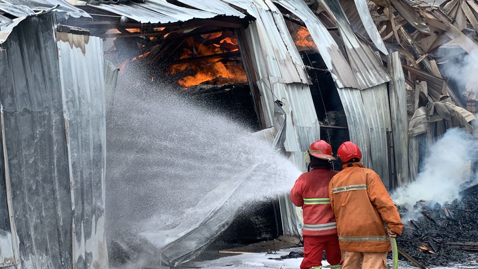 Kondisi terkini pabrik Master Kidz Indonesia di KIK yang terbakar. DEVI KHOFIFATUR RIZQI/ JAWA POS RADAR SEMARANG