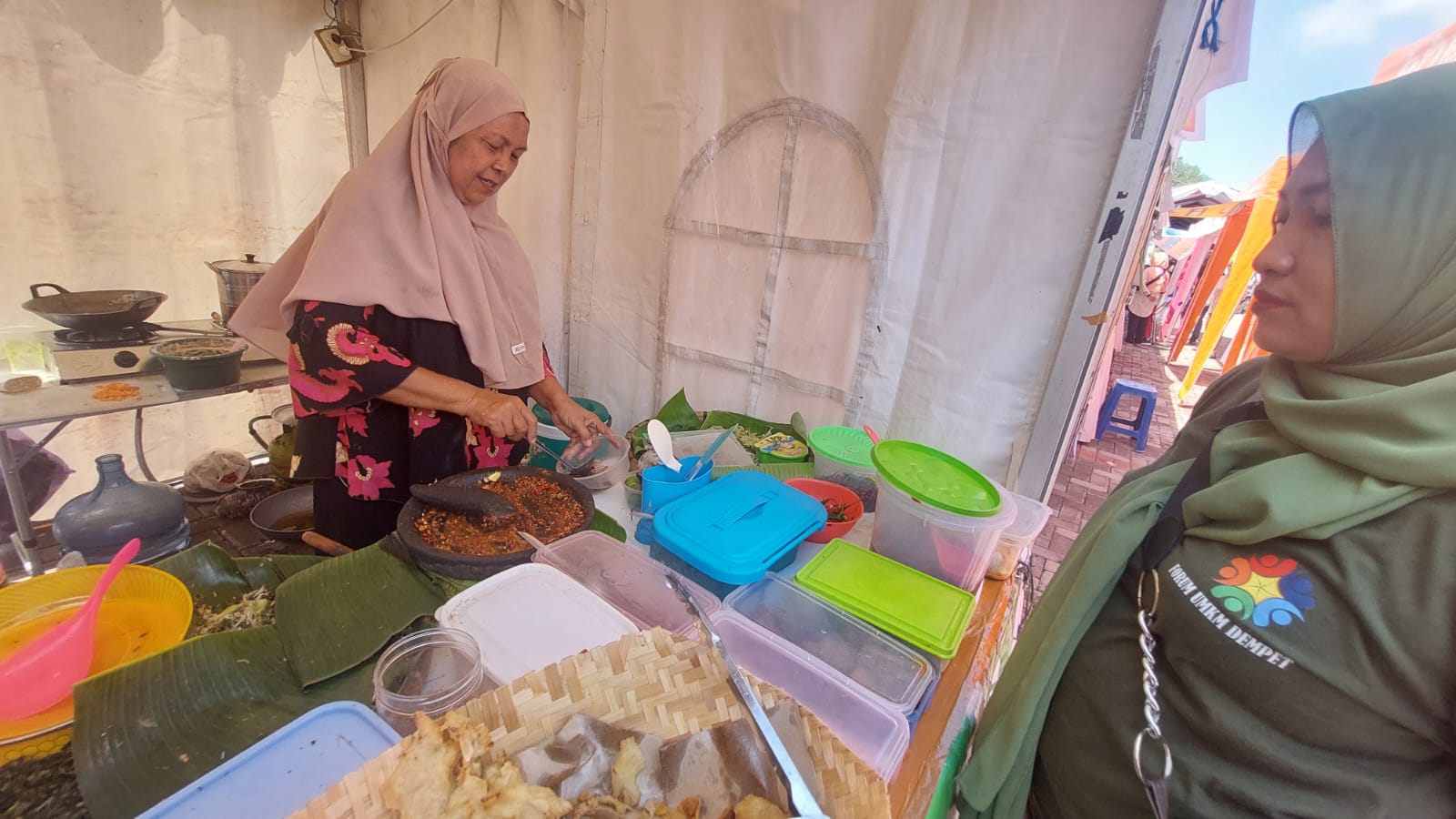 Pecel ulek Bu Sri laris manis dalam pameran Demak Expo di Stadion Sultan Fatah Kota Demak. (Wahibpribadi)