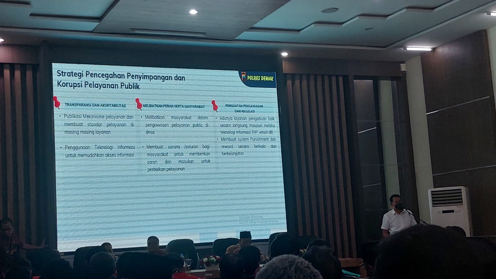 Kasatreskrim Polres Demak AKP Winardi memberikan sosialisasi tentang hukum dalam pelayanan publik. (Wahibpribadi)