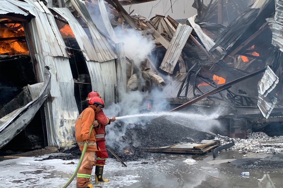 Petugas damkar berjibaku memadamkan api di Pabrik Master Kidz Indonesia Kawasan Industri Kendal. DEVI KHOFIFATUR RIZQI/JAWA POS RADAR SEMARANG