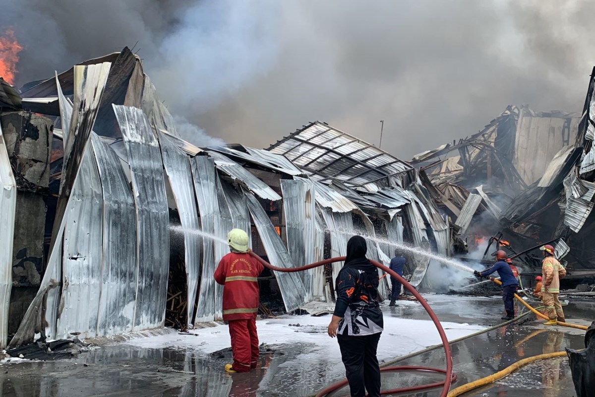 Petugas damkar berjibaku memadamkan api di Pabrik Master Kidz Indonesia Kawasan Industri Kendal. DEVI KHOFIFATUR RIZQI/ JAWA POS RADAR SEMARANG