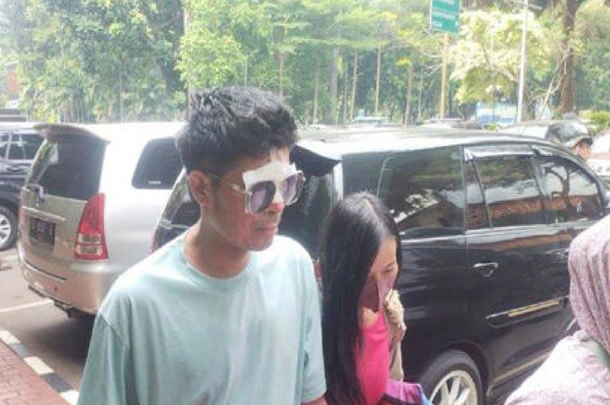 Agus Salim bersama istrinya mendatangi Polda Metro Jaya.