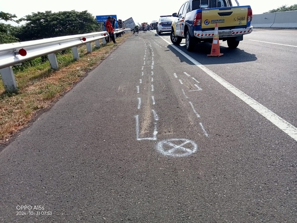 OLAH TKP : Titik tertabraknya mobil kru TV One oleh truk paket Rosalia Express hingga terdorong hingga 75 meter.