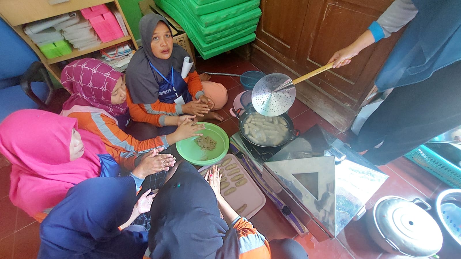 Peserta pelatihan keterampilan wirausaha bahan baku lokal ikan tongkol di Desa Berahan Kulon Kecamatan Wedung. (Wahibpribadi)