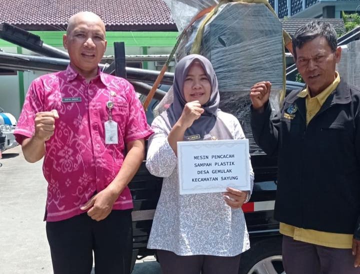 Dinpermades P2KB menyerahkan bantuan mesin pencacah sampah plastik Desa Gemulak Kecamatan Sayung. (Wahibpribadi)