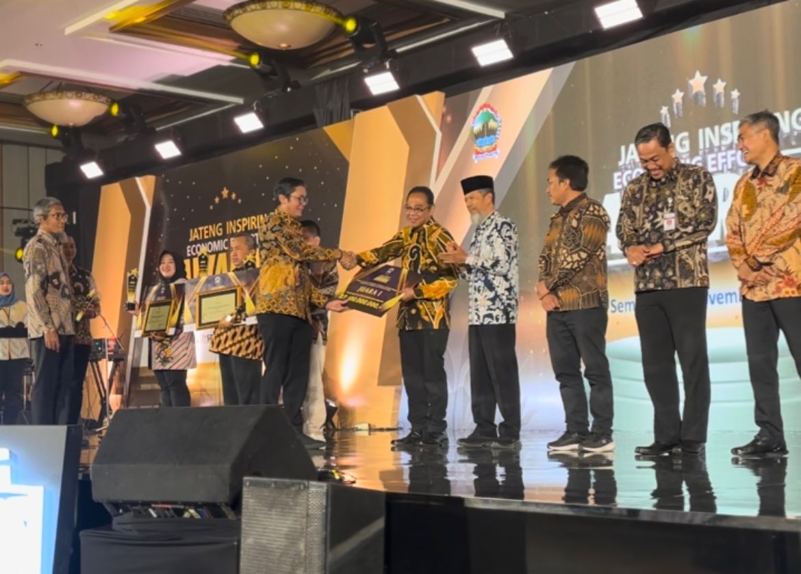 Sekda Provinsi Jawa Tengah, Sumarno memberikan sertifikat kepada Plt. Asisten Administrasi Umum Sekda Kota Semarang, Kartika Hedi Aji yang hadir mewakili wali kota Semarang, Hevearita G Rahayu.