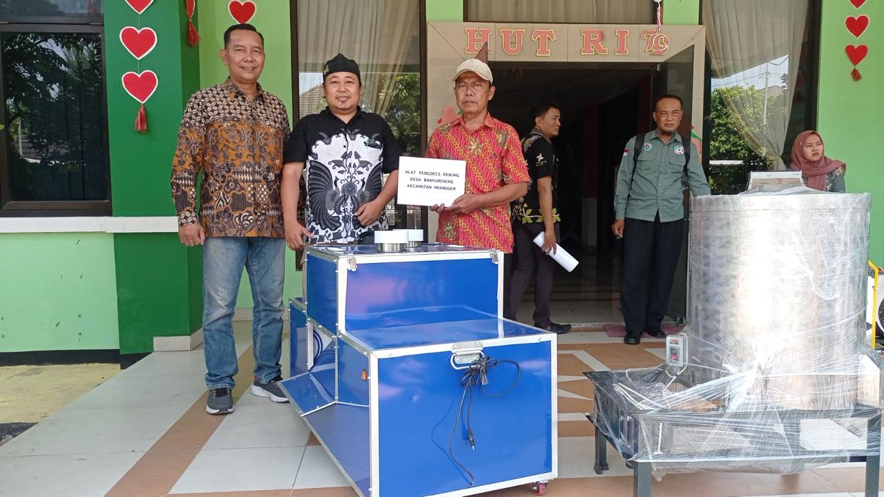 Pemberian bantuan dari Dinpermades P2KB untuk menunjang kegiatan warga dalam mengatasi sampah. (Wahibpribadi)