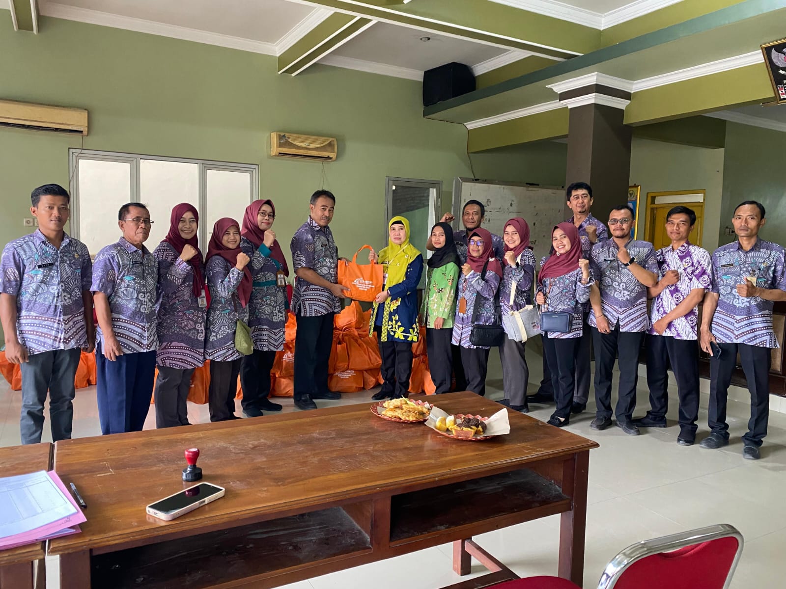 Sulkan dari Dinas Kelautan dan Perikanan (DKP) menyalurkan bantuan makanan untuk warga yang terdampak stunting.(Wahibpribadi)