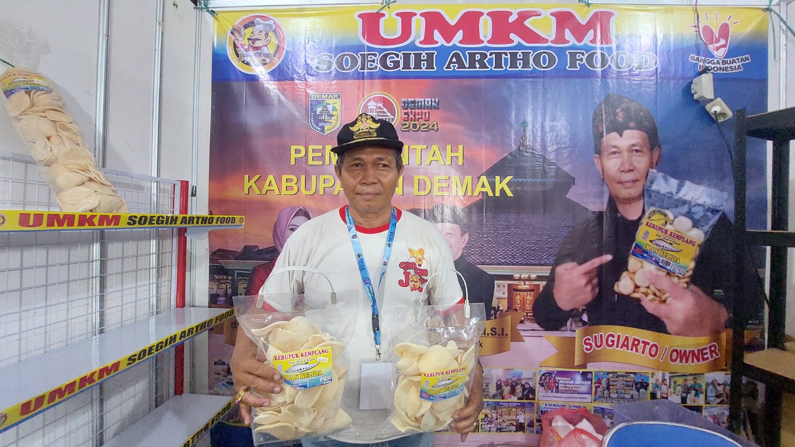 Owner Soegih Arto Food Sugiarto menunjukkan produk kerupuk kemplang yang dijual di stan Demak Expo. (wahibpribadi)