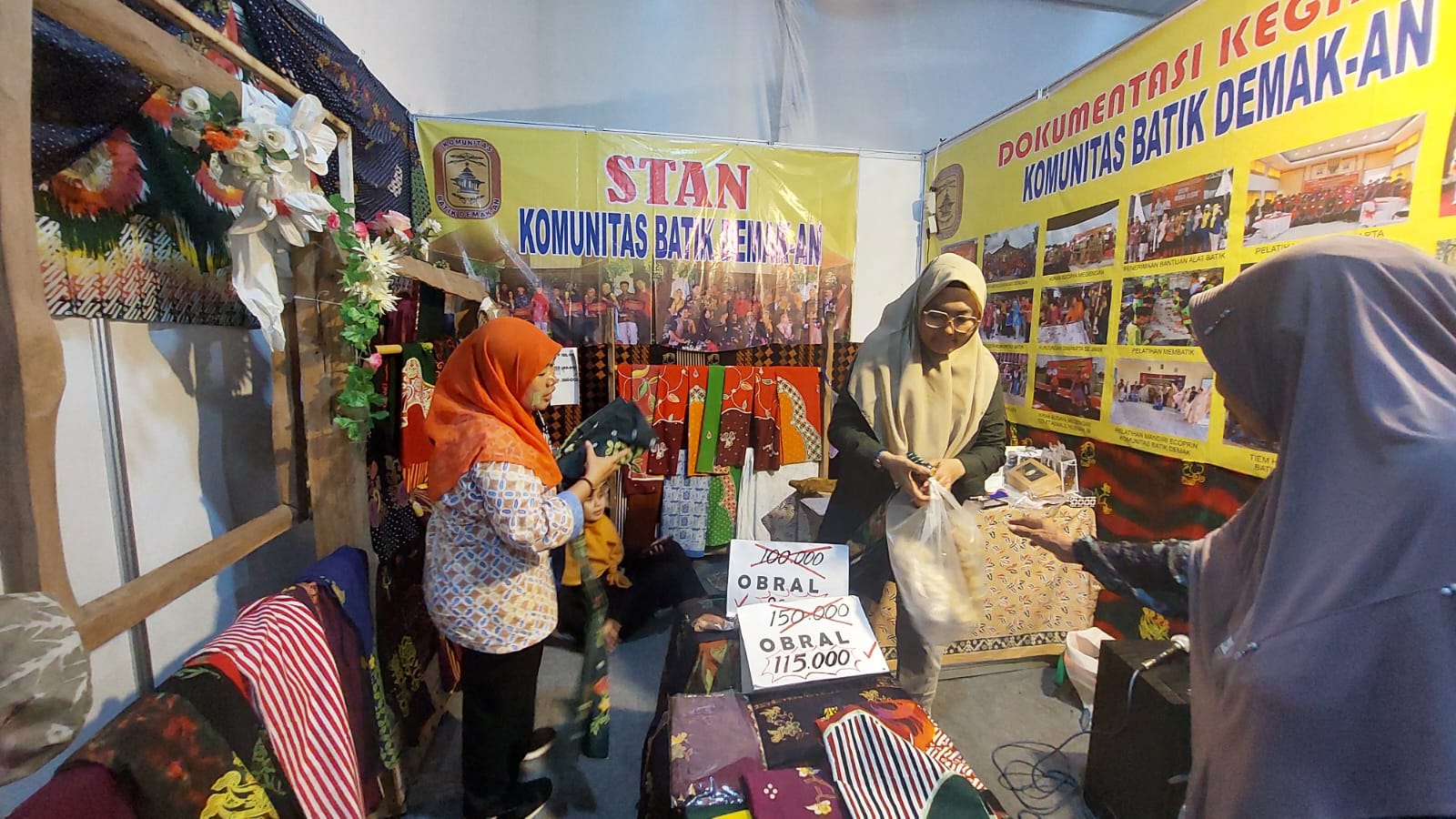Stan batik Demakan ikut meramaikan pameran Demak Expo. (Wahibpribadi)