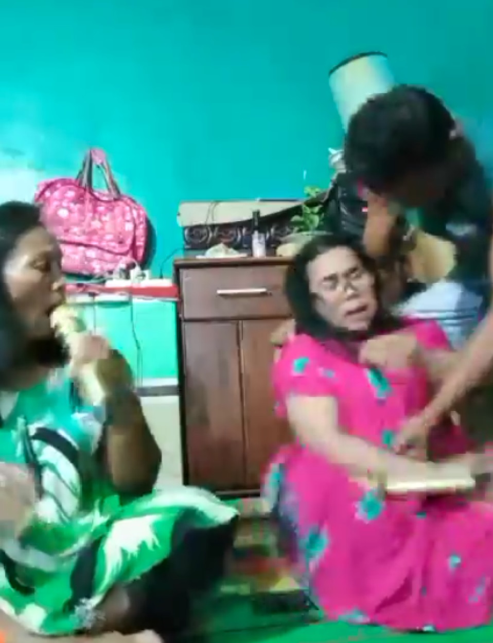 Suami AHT menusuk perut istrinya sendiri saat istrinya sedang live di Facebook.
