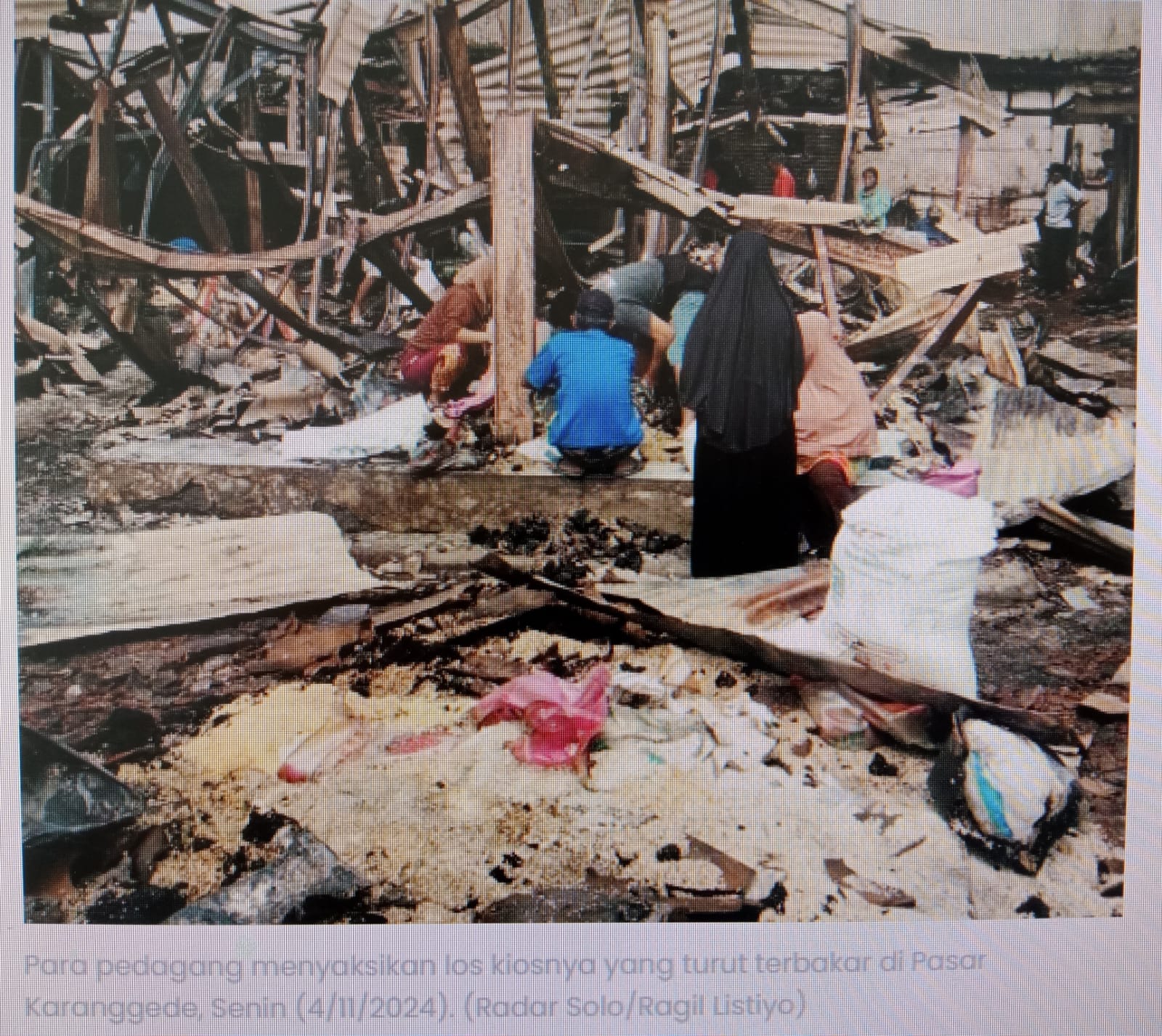 Pedagang Pasar Karanggede Boyolali melihat puing kebakaran. (TANGKAPAN LAYAR)