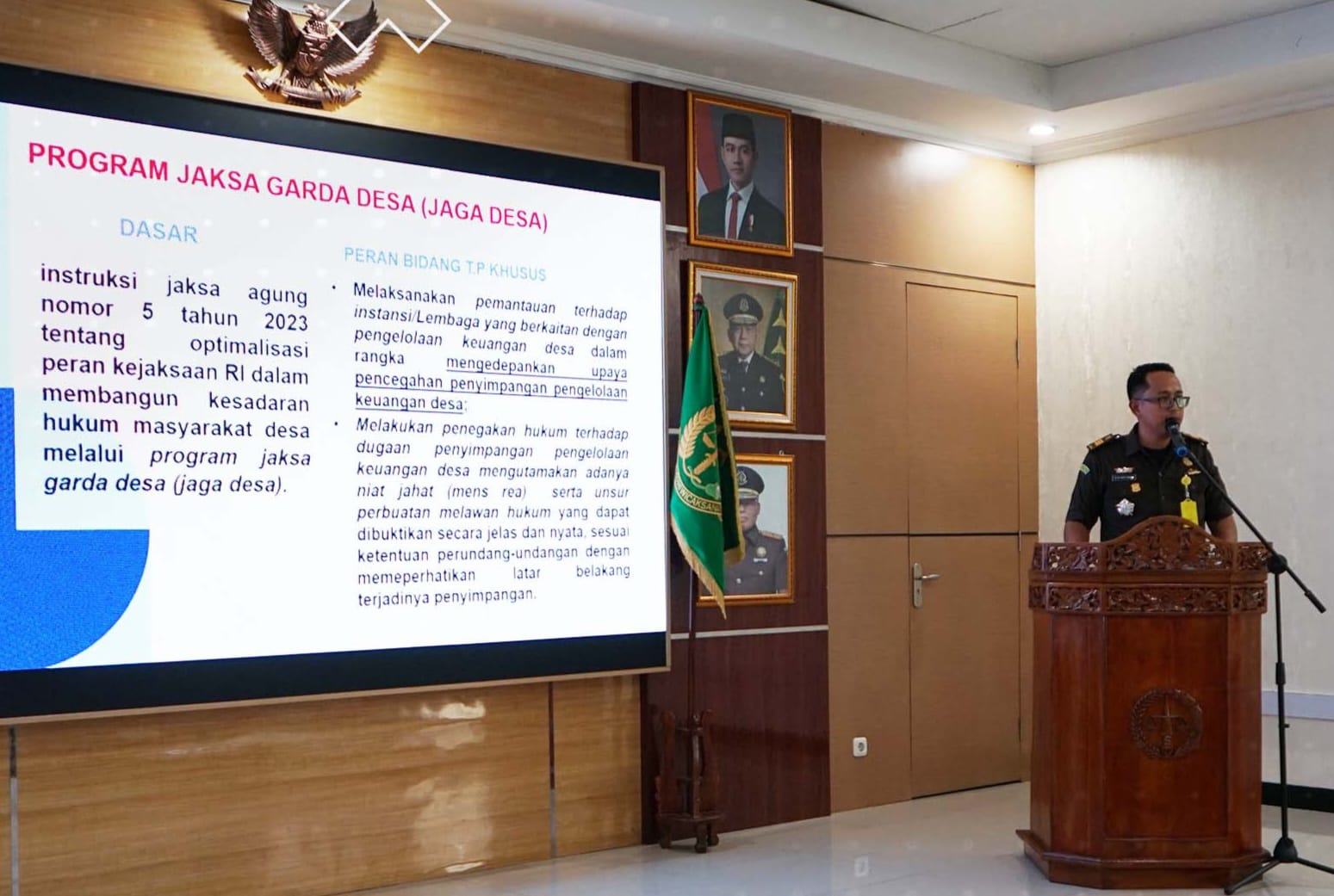 Kajari Demak Hendra Jaya Atmaja memberikan sambutan dalam acara Jaga Desa bersama kades. (Wahibpribadi)