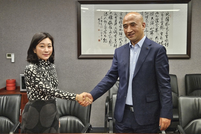 Penandatanganan MoU antara Juliani Kusumaningrum selaku Head of Sales & Marketing KIK dan Wang Xianning, Vice President ZC Rubber dari China.