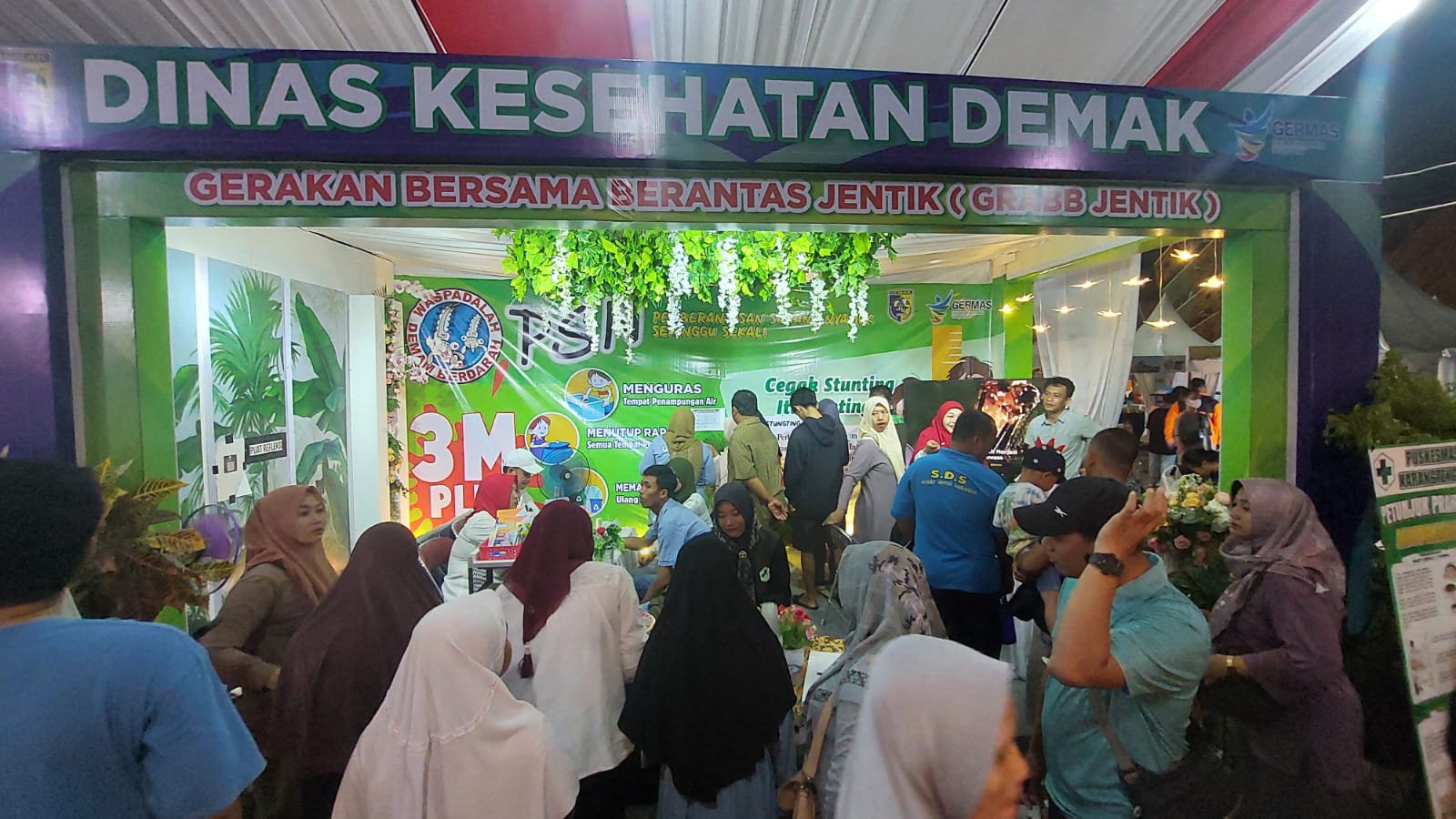 Stan Dinas Kesehatan dipenuhi pengunjung yang mendapatkan pelayanan gratis. (Wahibpribadi)