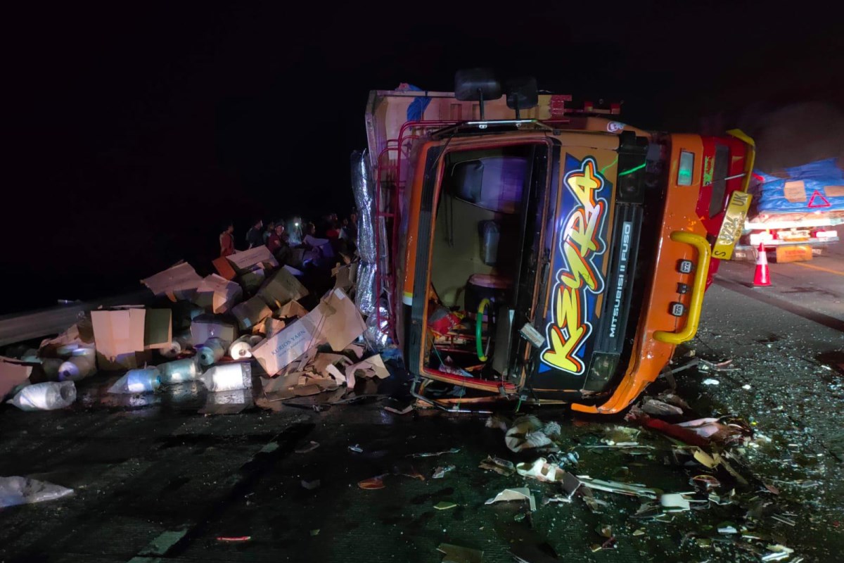 Satlantas Polres Kendal saat melakukan evakuasi kejadian lakalantas di jalan tol Semarang-Batang pada Senin (4/11) malam.