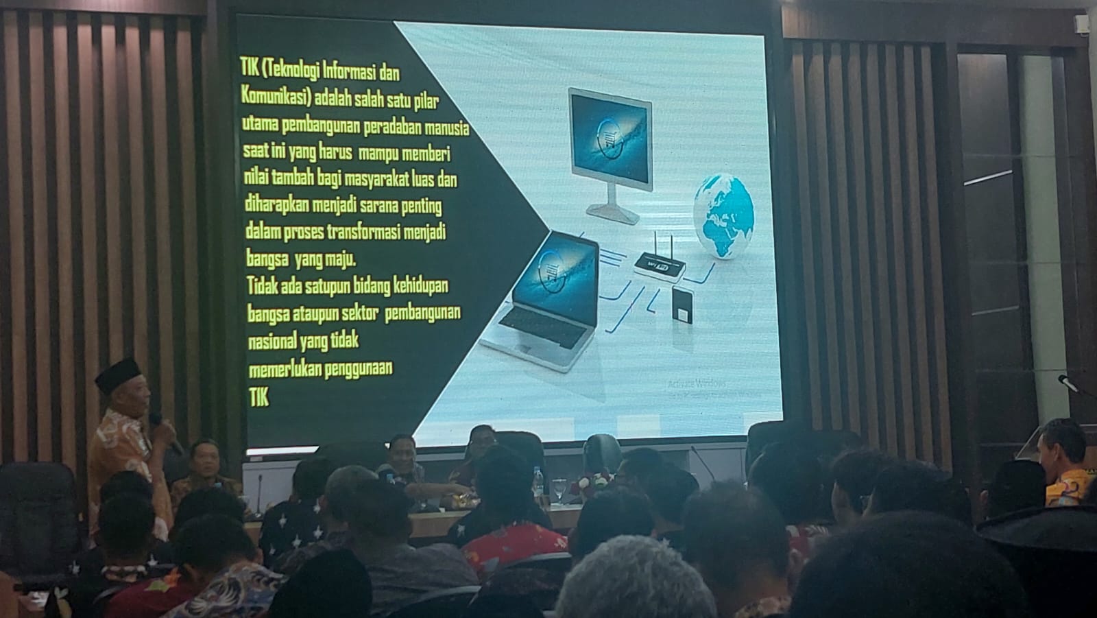 Kabid Informasi dan Komunikasi Publik Dinkominfo Agus Pramono menyampaikan paparan soal TIK untuk desa. (Wahibpribadi)