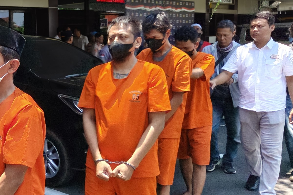 Pelaku pengedar narkoba saat digelandang petugas Polres Batang.&nbsp;RIYAN FADLI JAWA POS&nbsp;RADAR SEMARANG