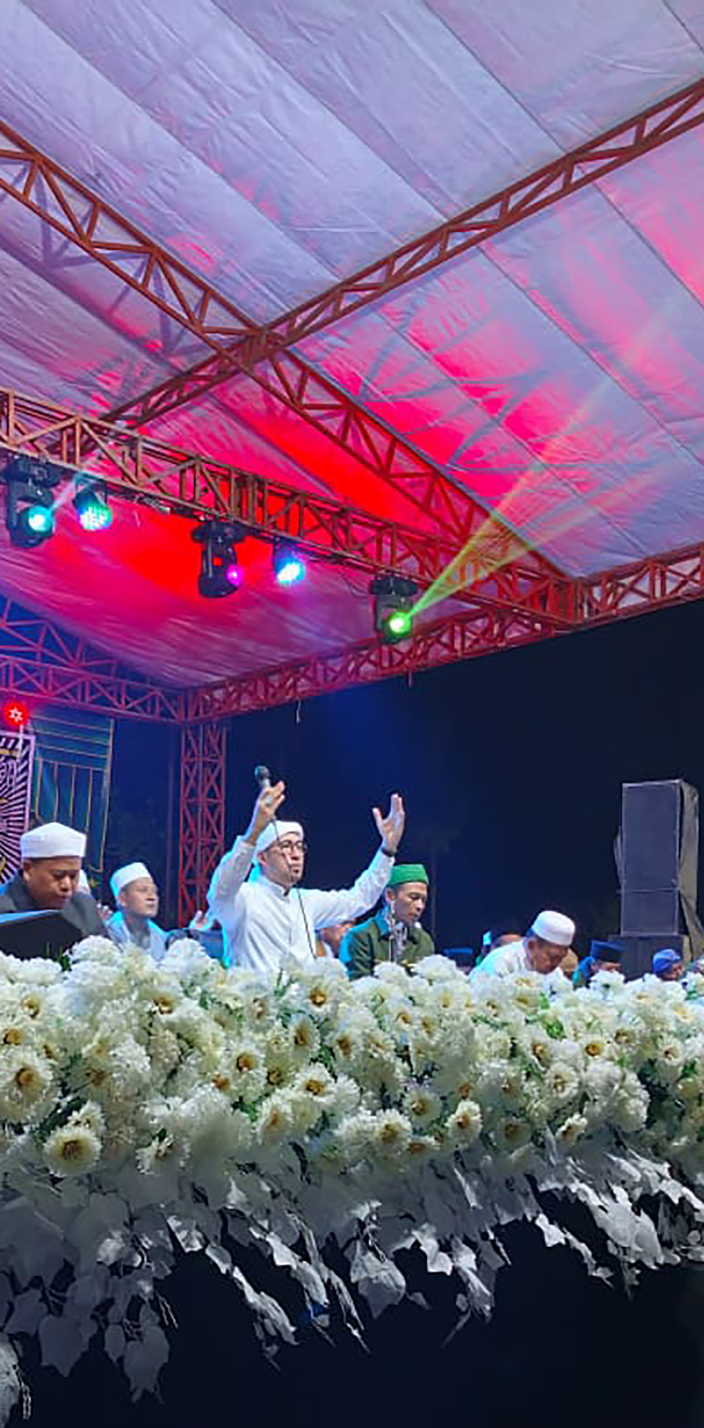 Acara sholawatan yang dibawakan oleh Habib Ali Zainal Abidin bin Assegaf Khodimul Majelis Az Zahir dari Pekalongan.