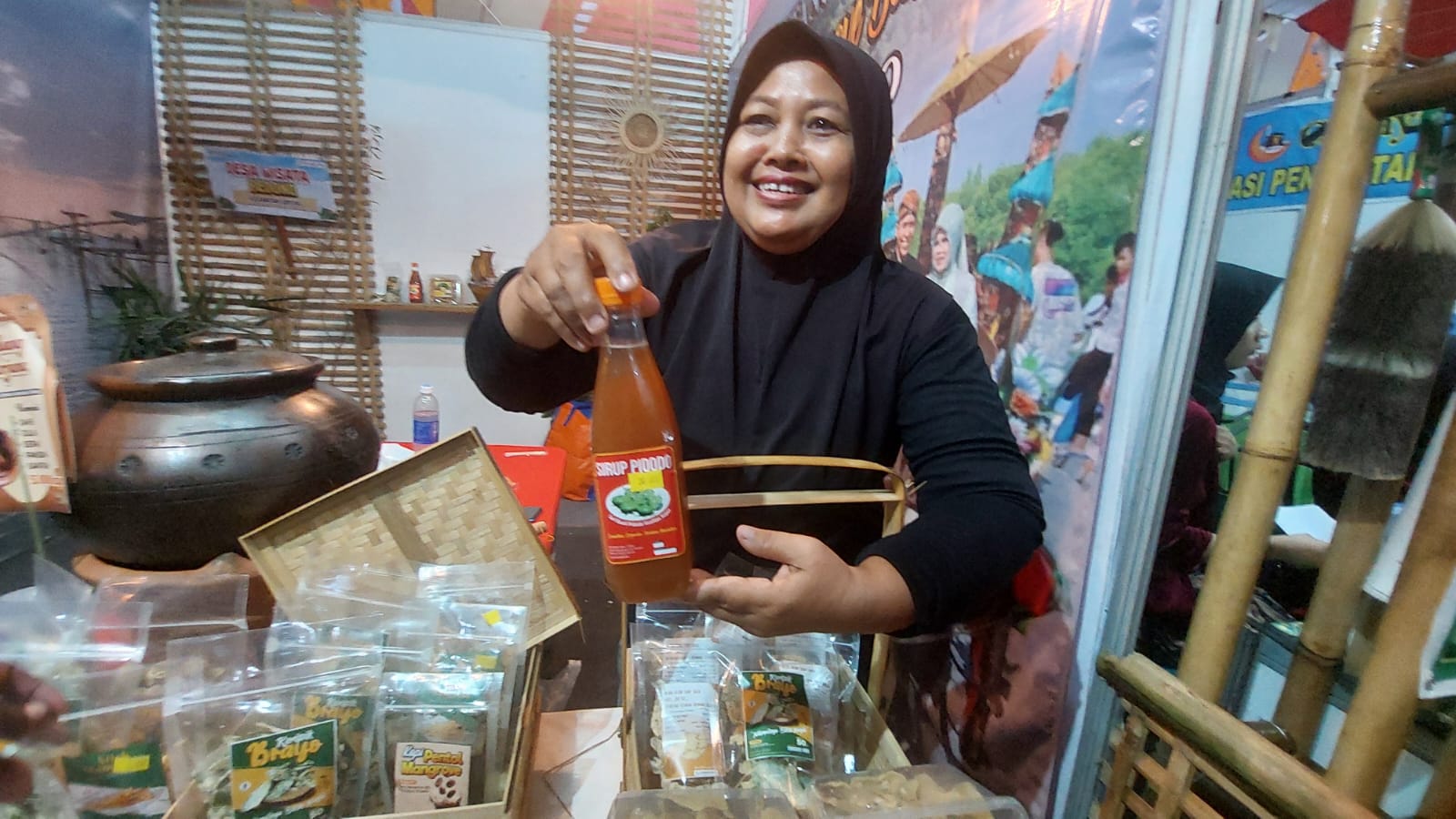Stan UMKM Desa Bedono Kecamatan Sayung memamerkan produk pesisir. (Wahibpribadi)