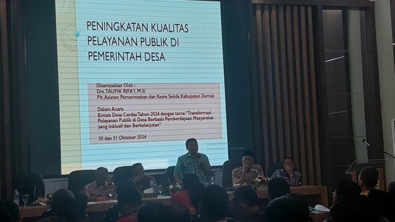 Kepala Dinpermades P2KB Taufik Rifai memberikan sosialisasi tentang pelayanan publik kepada aparatur desa. (Wahibpribadi)