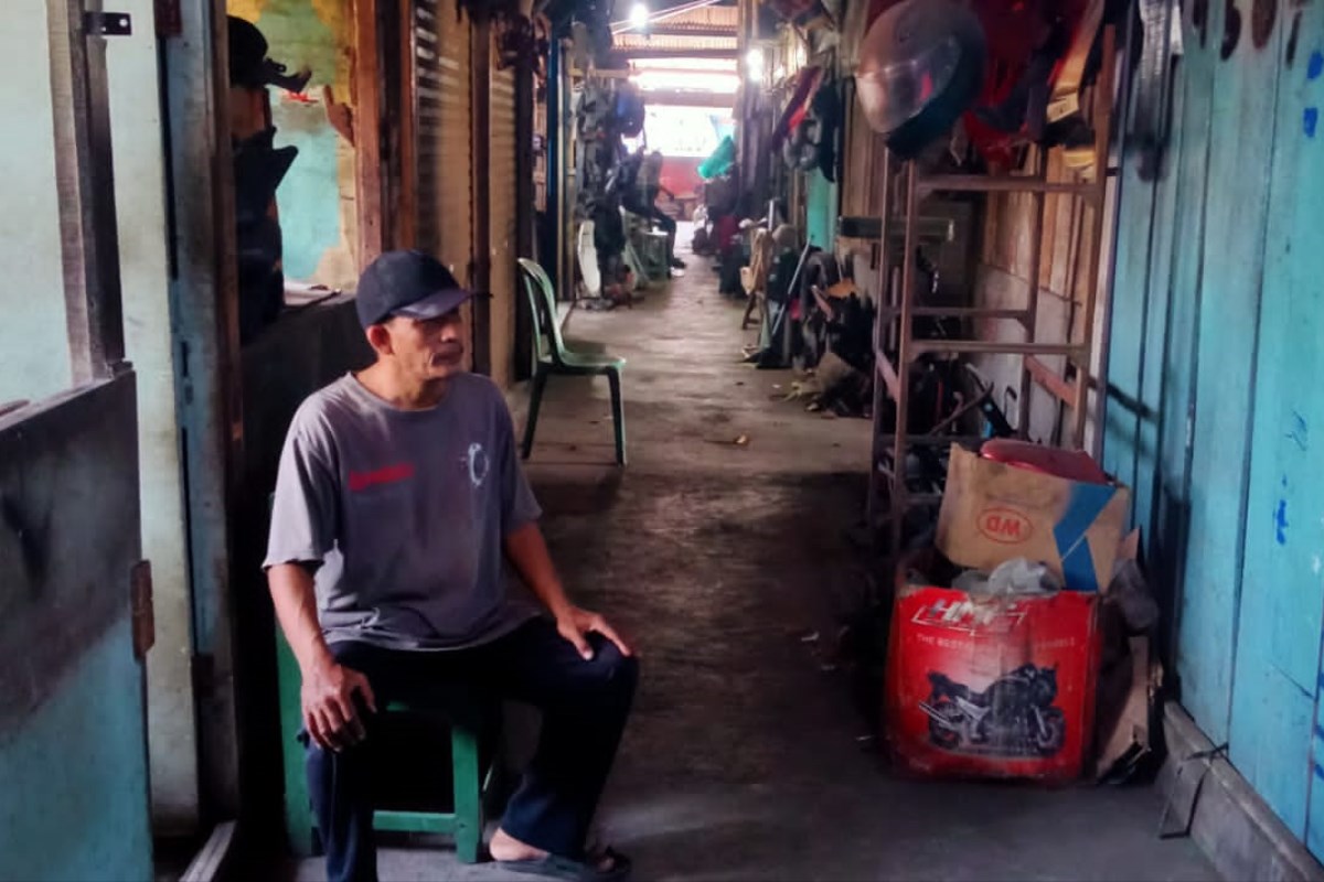 Salah satu pedang PKL Kokrosono menunggu pembeli, Rabu (6/11). FIGUR RONGGO WASSALIM/JAWA POS RADAR SEMARANG