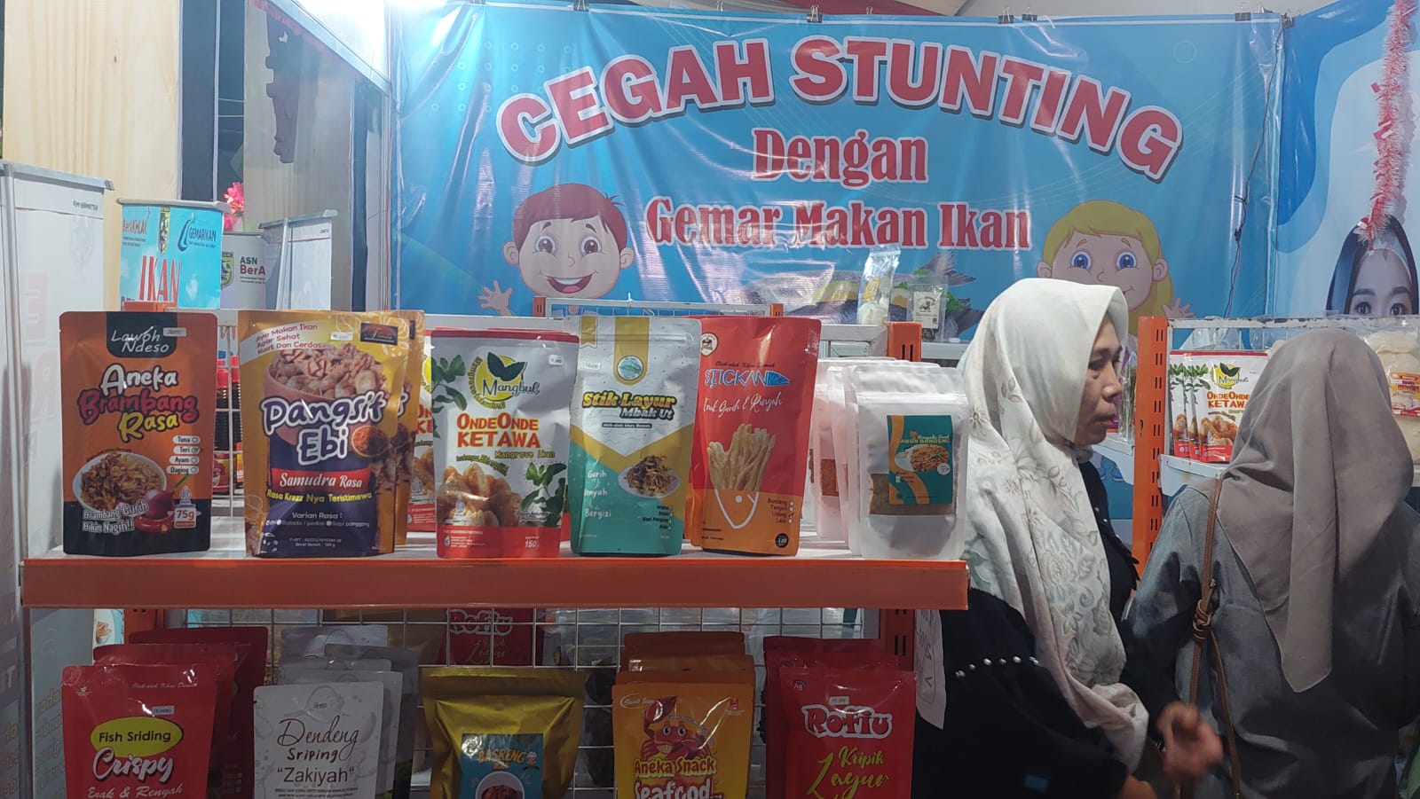 Stan Dinas Kelautan dan Perikanan memajang beragam makanan olahan dari hasil laut. (Wahibpribadi)